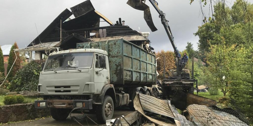 Вывоз мусора после пожара с утилизацией в Валуйках в октябре