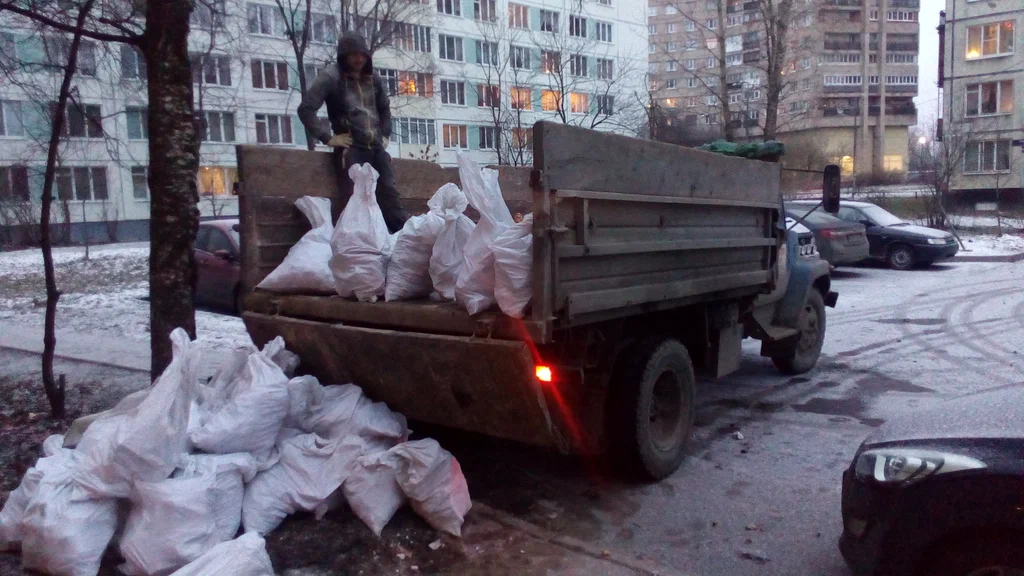 Вывоз мусора в мешках в Валуйках в октябре