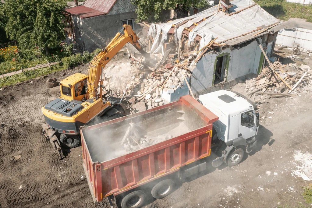 Вывоз мусора после сноса зданий с выездом в Валуйках в октябре