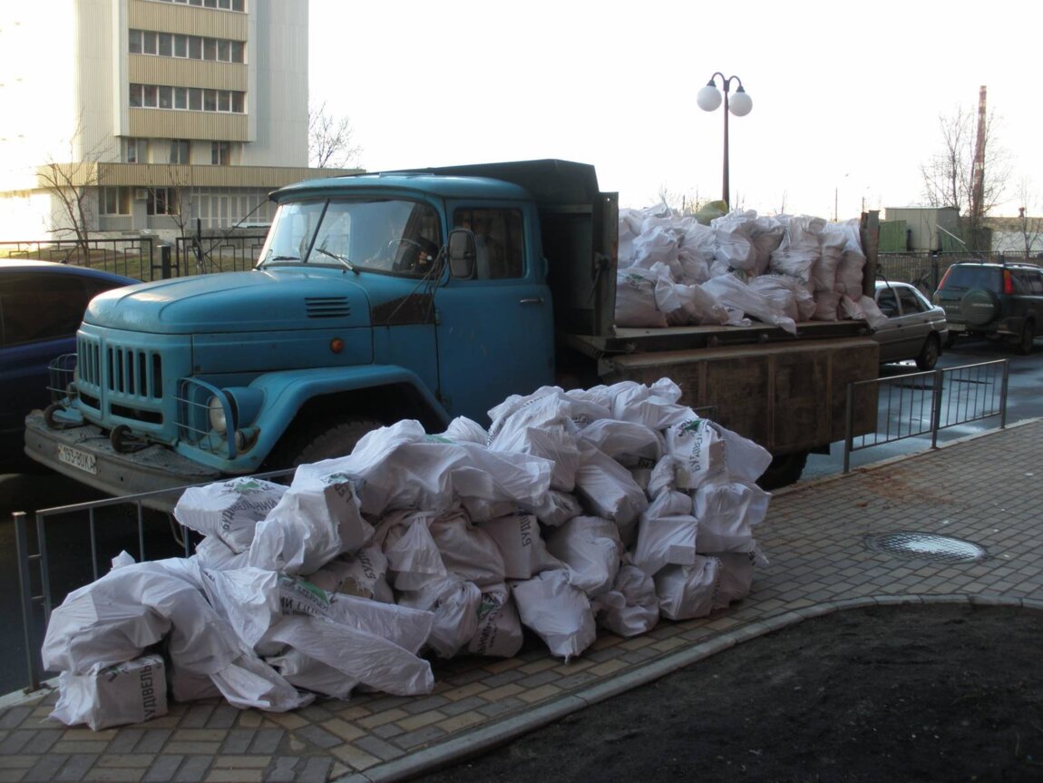 Вывоз мусора ЗИЛом в Валуйках от ПроМусор: аренда самосвала ЗИЛ от 2395 руб