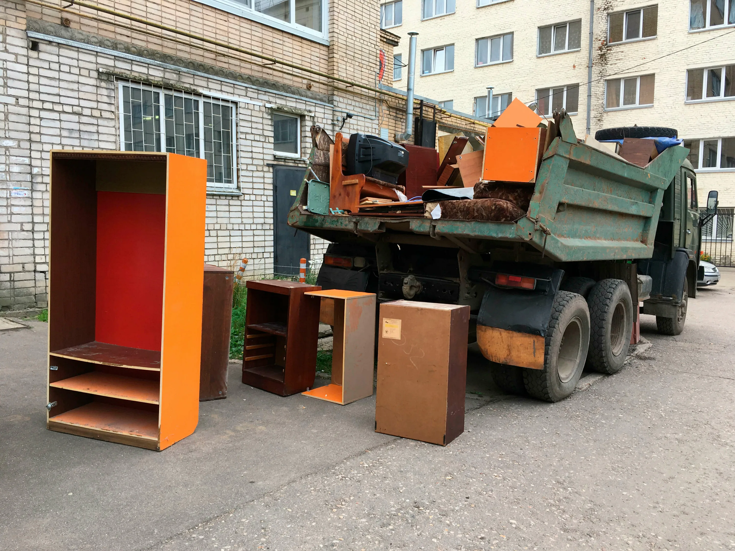 Утилизация старой мебели с вывозом и разбором в Валуйках в октябре