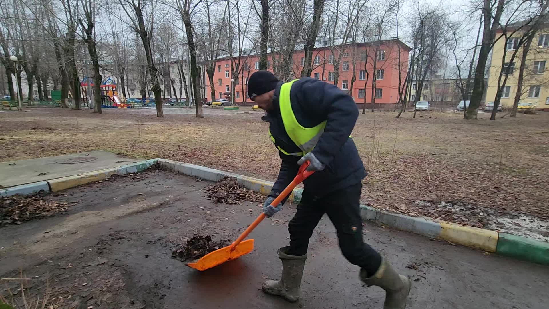 Уборка территорий в Валуйках в октябре