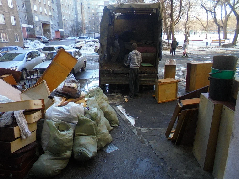 Вывоз мусора из подвала с утилизацией в Валуйках в октябре