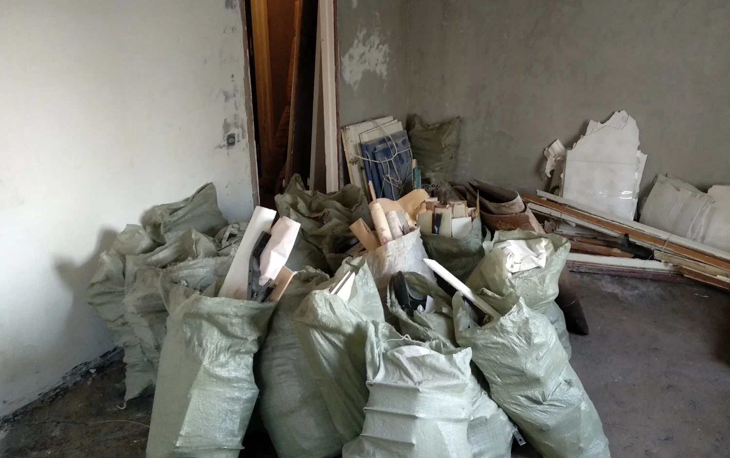 Уборка строительного мусора с вывозом и утилизацией в Валуйках в октябре