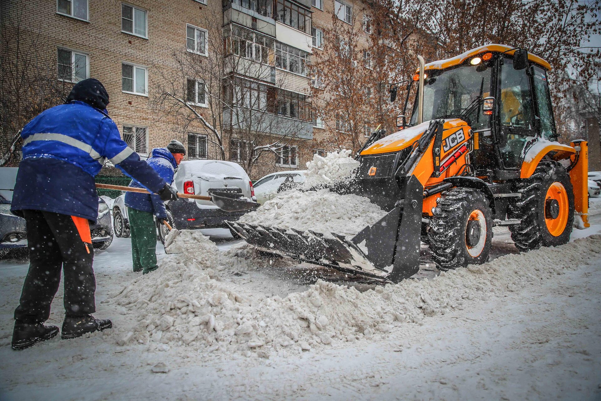 Очистка дворов от снега и наледи в Валуйках — уборка снега, трактор и ручная, цены от 532 руб. | ПроМусор