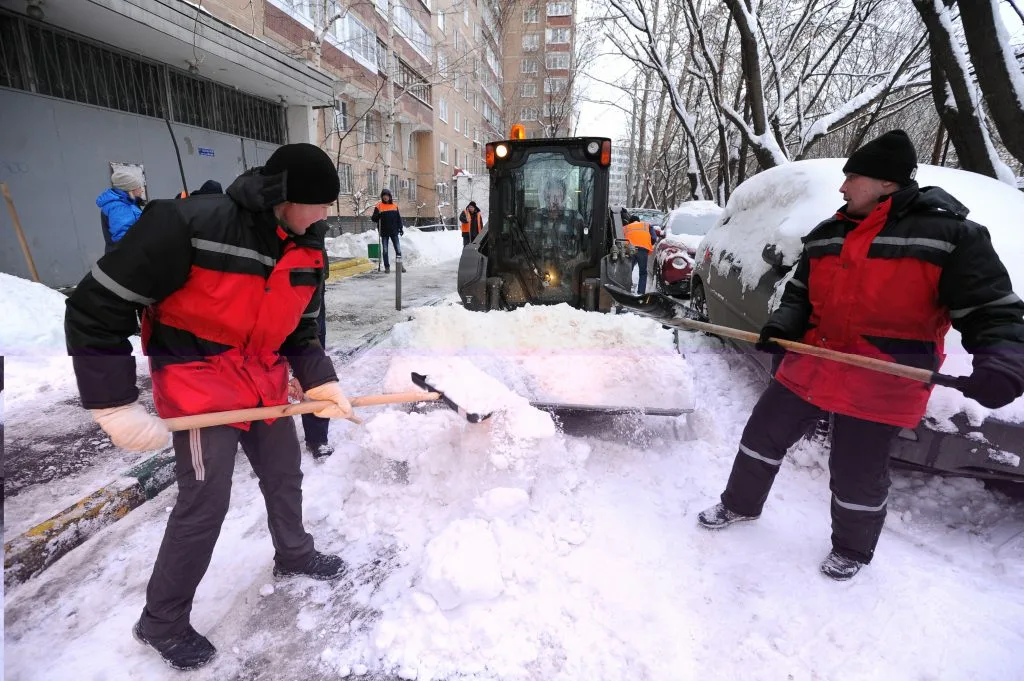Очистка дворов от снега с гарантией результата в Валуйках в октябре