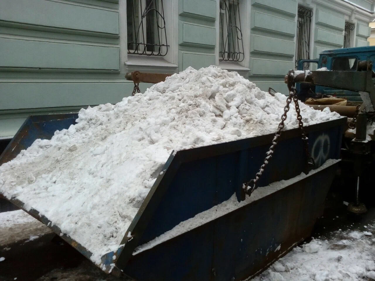 Вывоз снега контейнерами в Валуйках в октябре